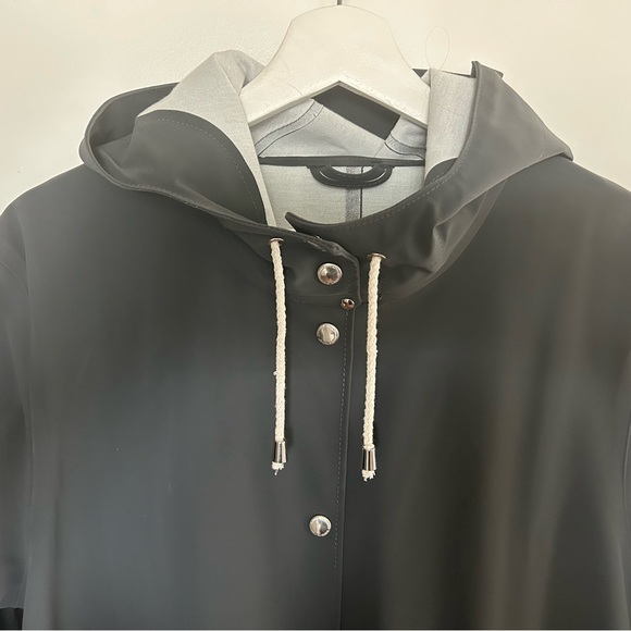 STUTTERHEIM | Mosebacke Long Matte Raincoat - Picture 4 of 5